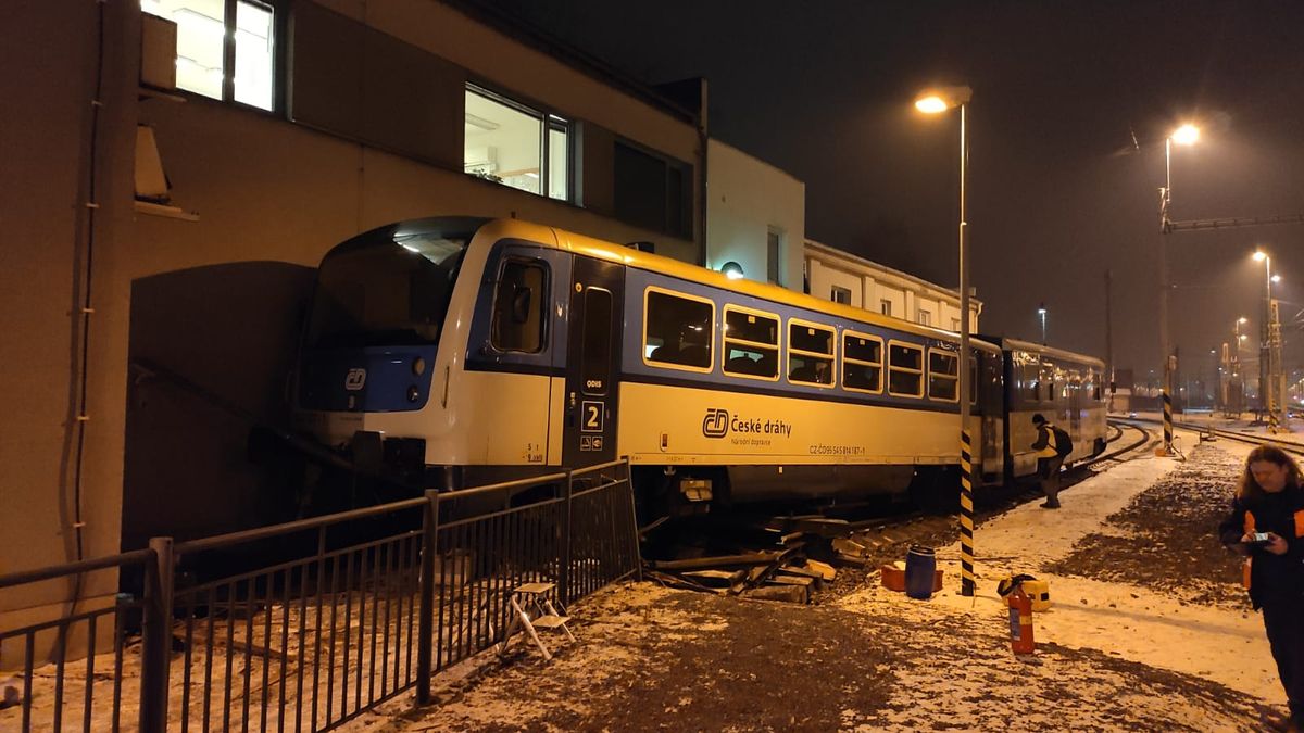 Vlak v Českém Těšíně vykolejil a zastavil se o budovu